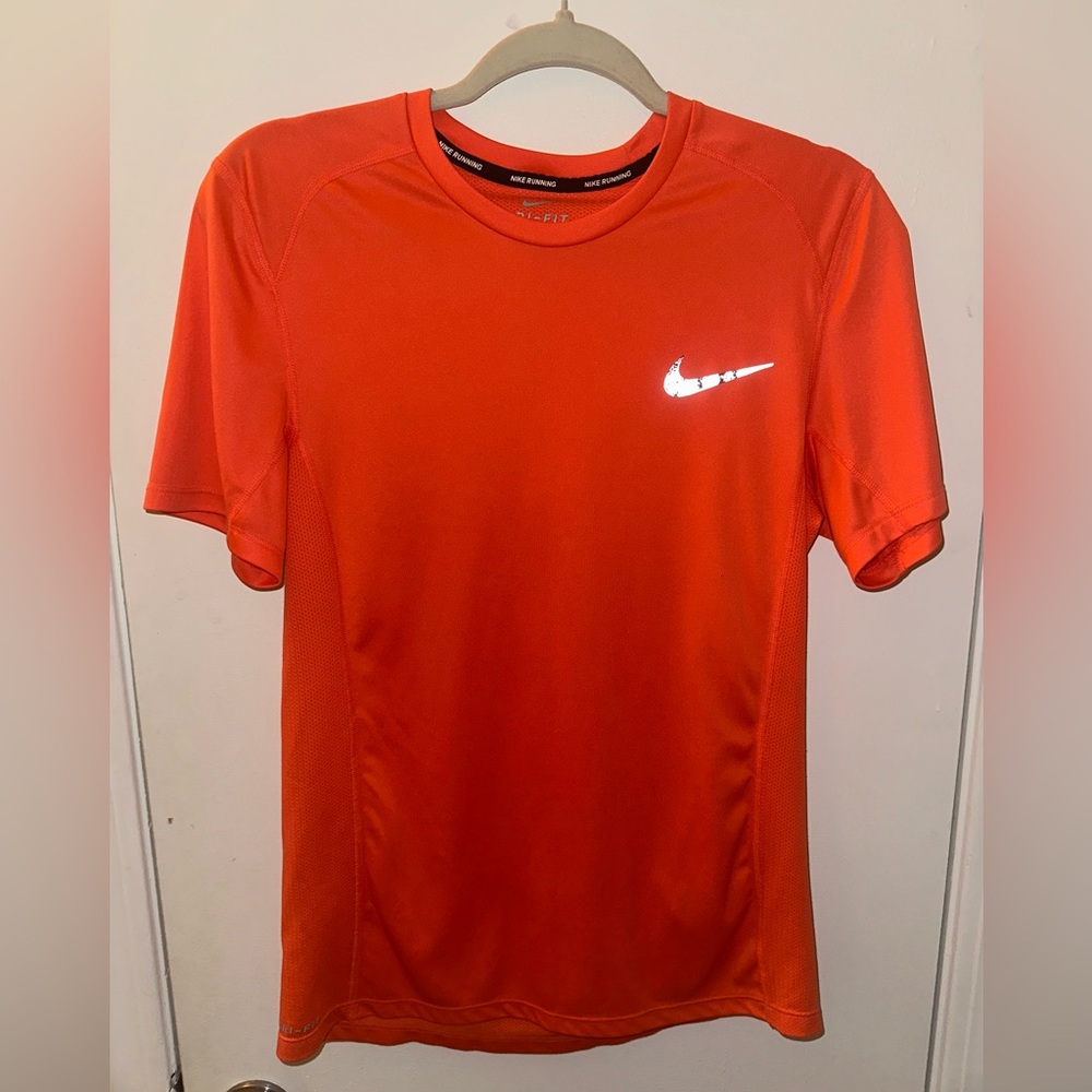 NIKE Men’s Short Sleeve Dry-Fit Tee Shirt